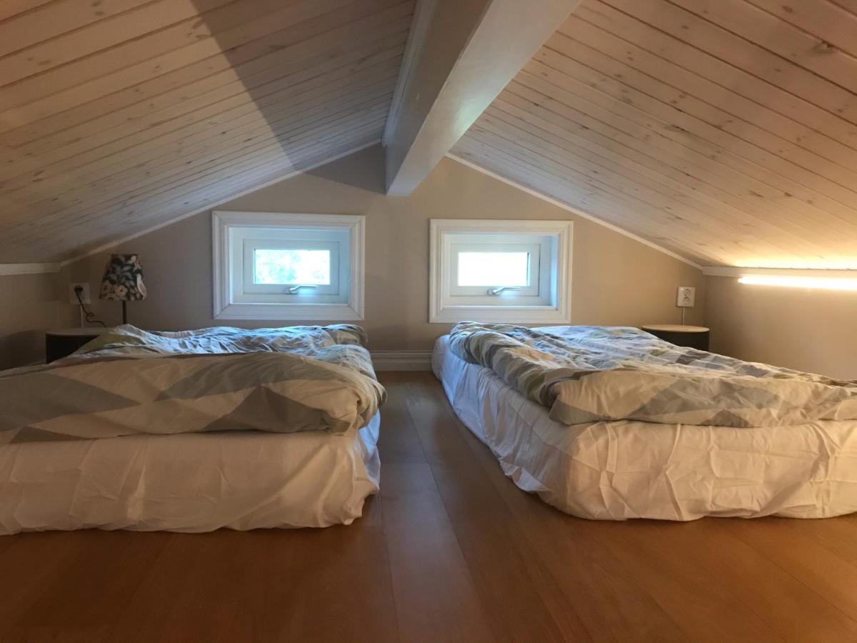 Vaelutrustad Stuga Med Vacker Sjoeutsikt Urshult Exterior foto