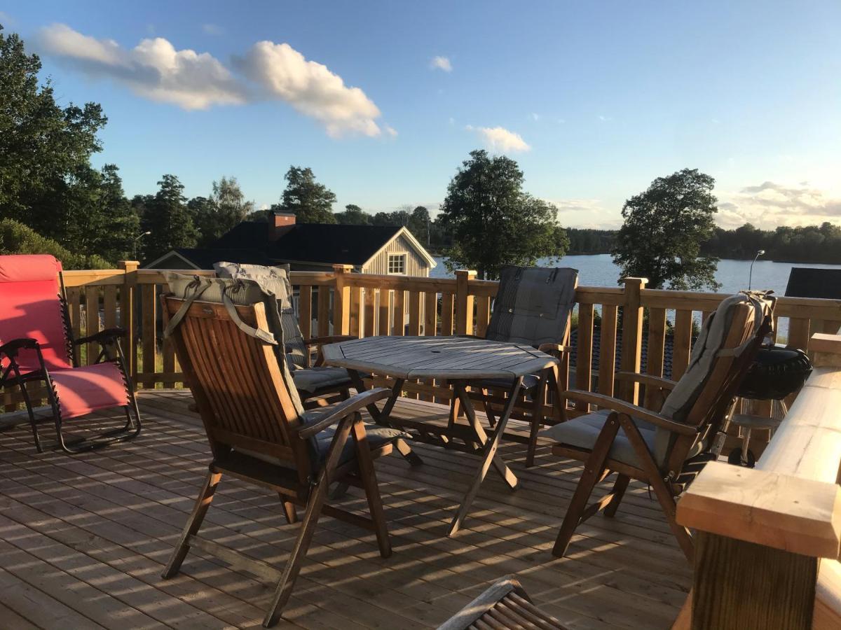 Vaelutrustad Stuga Med Vacker Sjoeutsikt Urshult Exterior foto