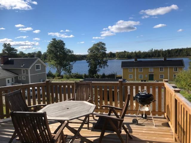 Vaelutrustad Stuga Med Vacker Sjoeutsikt Urshult Exterior foto